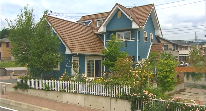素敵にガーデニングライフ 青い家に映えるカントリーな庭